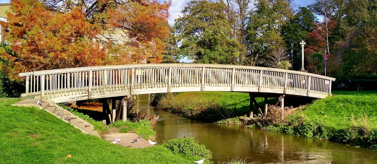 Farnham Local Area Taxi Service: Footbridge over River Wey , Gostrey Meadow, Farnham, Sur