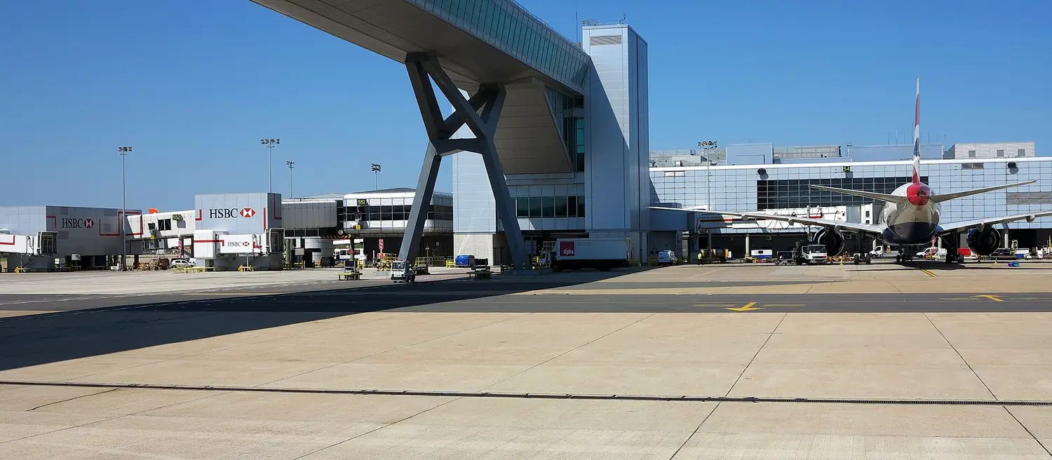 Farnham to Gatwick Airport Taxi: AIR BRIDGE.PIER 4.GATWICK.LONDON - panoramio